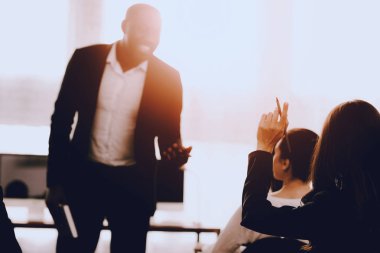 Takım yöneticileri Office toplantıda iş üzerinde. Office Eğitim. Modern ofis kavramı. Meslektaşları ile işbirliği. Ekiple iş adamı. Çalışma alanı üzerinde ekip oluşturma. İş takım elbiseli adamı.