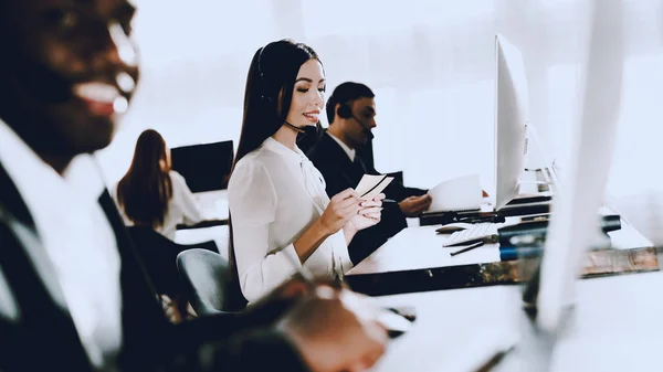 Equipe Jovens Gerentes Que Trabalham Call Center Gerente Com Computador — Fotografia de Stock