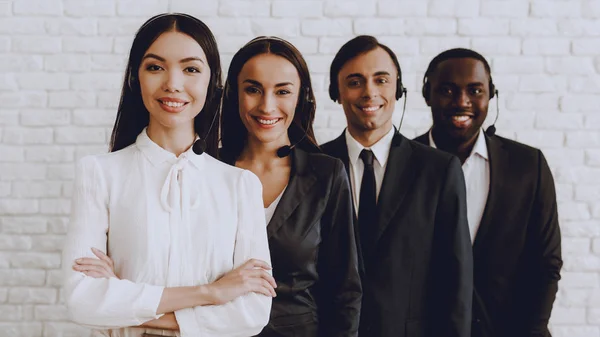 Unga Leende Chefer Står Moderna Kontor Utbildning Office Moderna Kontors — Stockfoto