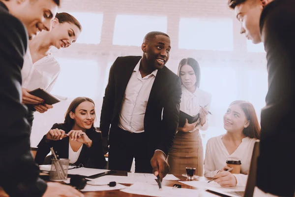 Managerteam Führt Gespräche Amt Treffen Amt Modernes Bürokonzept Zusammenarbeit Mit — Stockfoto