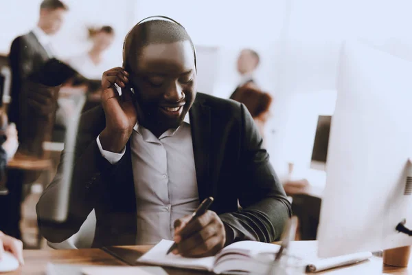 Sentado Afro Americano Trabajando Call Center Gerente Computadora Hombre Lugar — Foto de Stock
