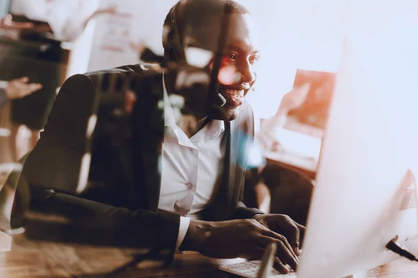 Κάθεται Afro Αμερικανός Άνδρας Που Εργάζεται Τηλεφωνικό Κέντρο Διαχειριστής Τον — Φωτογραφία Αρχείου