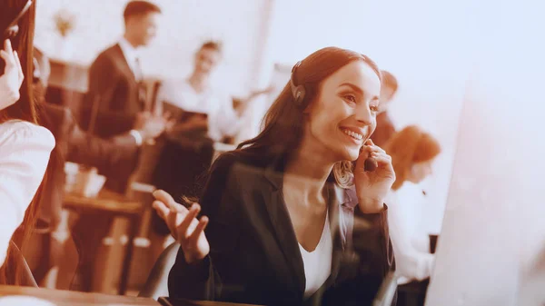 Giovane Donna Seduta Che Lavora Nel Call Center Manager Con — Foto Stock