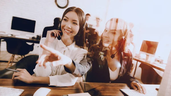 Due Giovani Donne Sorridenti Che Lavorano Call Center Manager Con — Foto Stock