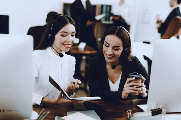 Zwei Junge Lächelnde Frauen Die Callcenter Arbeiten Manager Mit Computer — Stockfoto