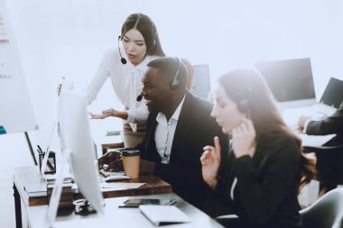 Modern çağrı merkezinde çalışan yöneticilerinin takım. Bilgisayar Yöneticisi. Çalışma alanı üzerinde iş adamı. Danışman mikrofon ile. Müşteri hizmet anlayışı. Kulaklık kadında. Ofis operatör.