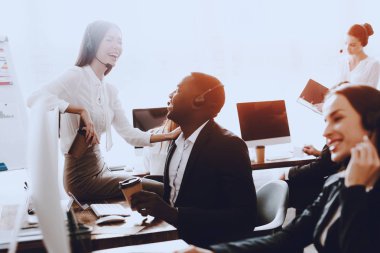 Modern çağrı merkezinde çalışan yöneticilerinin takım. Bilgisayar Yöneticisi. Çalışma alanı üzerinde iş adamı. Danışman mikrofon ile. Müşteri hizmet anlayışı. Kulaklık kadında. Ofis operatör.