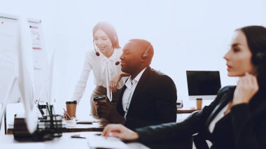 Modern çağrı merkezinde çalışan yöneticilerinin takım. Bilgisayar Yöneticisi. Çalışma alanı üzerinde iş adamı. Danışman mikrofon ile. Müşteri hizmet anlayışı. Kulaklık kadında. Ofis operatör.