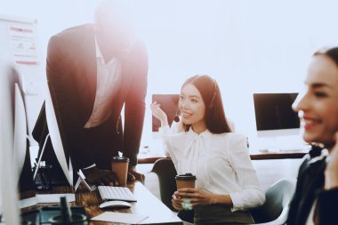 Modern çağrı merkezinde çalışan yöneticilerinin takım. Bilgisayar Yöneticisi. Çalışma alanı üzerinde iş adamı. Danışman mikrofon ile. Müşteri hizmet anlayışı. Kulaklık kadında. Ofis operatör.