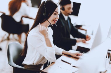 Çağrı merkezinde çalışan genç yöneticilerinin takım. Bilgisayar Yöneticisi. Çalışma alanı üzerinde iş adamı. Danışman mikrofon ile. Müşteri hizmet anlayışı. Kulaklık kadında. Ofis operatör.