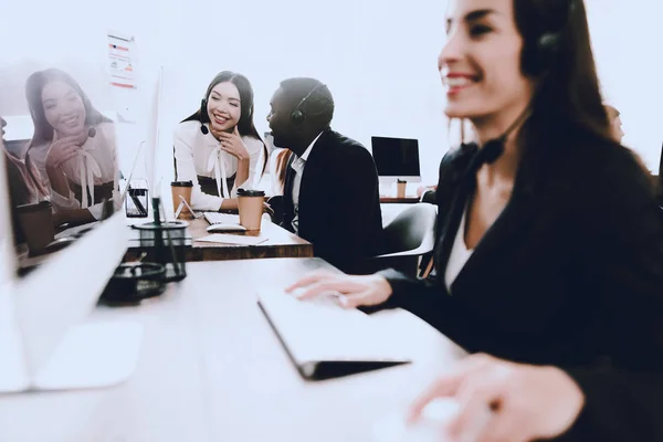 Equipe Gerentes Que Trabalham Moderno Call Center Gerente Com Computador — Fotografia de Stock