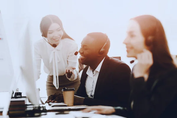 Equipe Gerentes Que Trabalham Moderno Call Center Gerente Com Computador — Fotografia de Stock