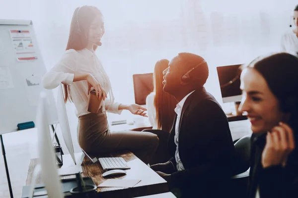 Equipe Gerentes Que Trabalham Moderno Call Center Gerente Com Computador — Fotografia de Stock