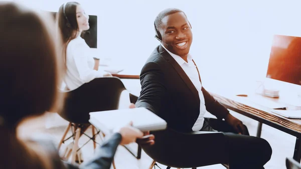 Duduk Afro American Man Bekerja Call Center Manajer Dengan Komputer — Stok Foto