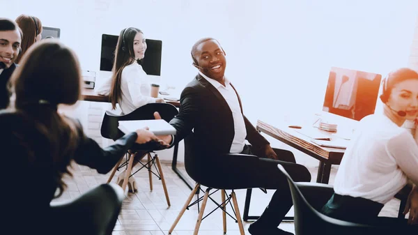 Sitzt Ein Afroamerikaner Der Callcenter Arbeitet Manager Mit Computer Mann — Stockfoto