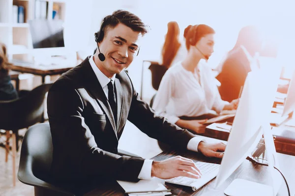 Jovem Sentado Trabalhando Call Center Gerente Com Computador Tipo Local — Fotografia de Stock