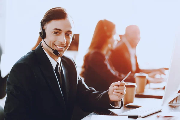 Jovem Sentado Trabalhando Call Center Gerente Com Computador Tipo Local — Fotografia de Stock