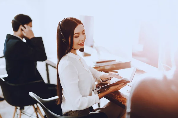 Team Junger Manager Die Call Center Arbeiten Manager Mit Computer — Stockfoto