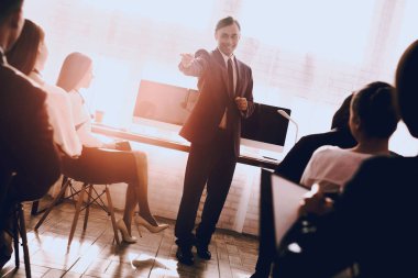 Takım yöneticileri Office toplantıda iş üzerinde. Office Eğitim. Modern ofis kavramı. Meslektaşları ile işbirliği. Ekiple iş adamı. Çalışma alanı üzerinde ekip oluşturma. İş takım elbiseli adamı.