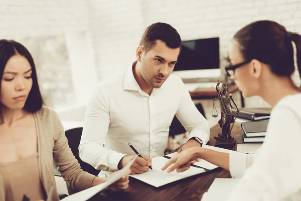 Young Couple Came Lawyer Divorce Concept Blame Each Other Broken — Stock Photo, Image