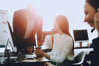 Modern çağrı merkezinde çalışan yöneticilerinin takım. Bilgisayar Yöneticisi. Çalışma alanı üzerinde iş adamı. Danışman mikrofon ile. Müşteri hizmet anlayışı. Kulaklık kadında. Ofis operatör.