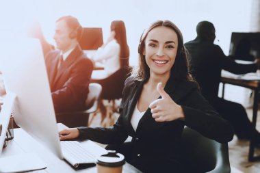 Oturma ve çağrı merkezinde çalışan genç kadın. Bilgisayar Yöneticisi. İşyeri kız. Danışman mikrofon ile. Müşteri hizmet anlayışı. Kulaklık kadında. Ofis operatör.