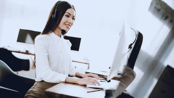 Junge Frau Sitzt Und Arbeitet Callcenter Manager Mit Computer Mädchen — Stockfoto