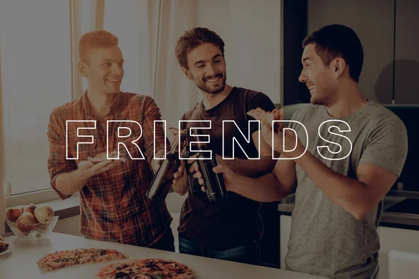 Chłopaki Trzymać Ciemnych Butelkach Trzech Facetów Zjeść Pizzę Przyjaciele Pobyt — Zdjęcie stockowe
