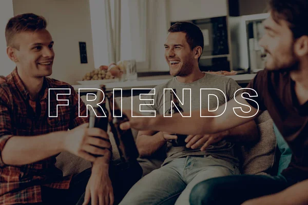 朋友们坐在沙发上 男人们花时间在一起 有乐趣的男人 三个男人喝啤酒 三个男人说话 男人们拿着黑瓶快乐最好的朋友永远 朋友们微笑 男人快乐在一起 — 图库照片