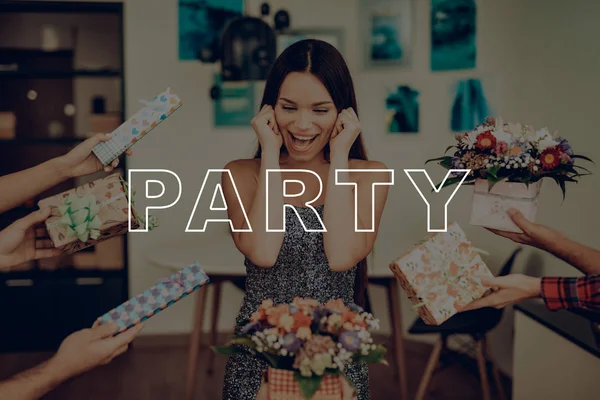 Lány Elégedett Lány Ajándékok Virágok Veszik Körül Meglepetés Party Srácok — Stock Fotó