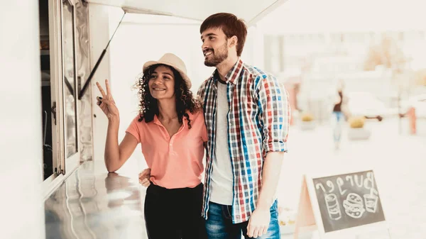 Young Couple Walking Food Truck Street Promenade Town Girfriend Boyfriend — Stock Photo, Image