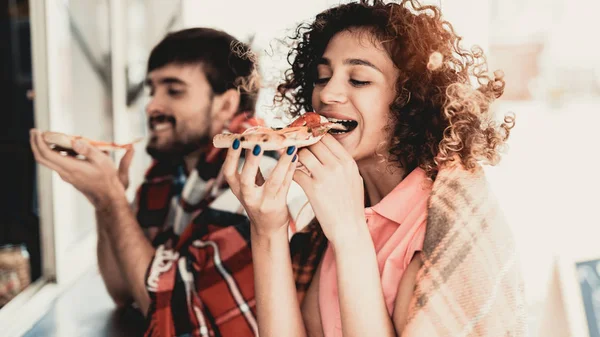 Fiatal Pár Kockás Plaids Pizzát Eszik Utcai Élelmiszer Koncepció Élelmiszer — Stock Fotó
