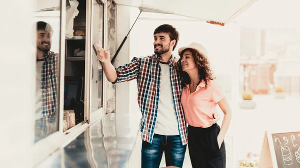 Pareja Joven Caminando Food Truck Calle Paseo Ciudad Novia Novio —  Fotos de Stock