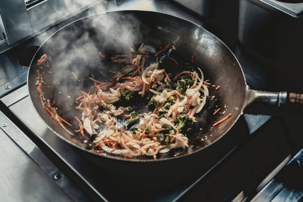 Закрывай. Рабочий готовить вкусную еду в фургоне с едой. Концепция уличной еды. Еда в городе. Продажа закусок. Острая еда. Нездоровая еда. Кулинарный бизнес. Работает в кулинарии. Городские настроения
.