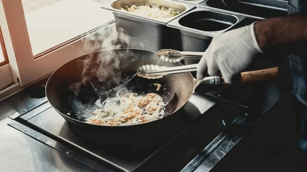 Cerca Trabajador Cocinando Comida Sabrosa Camión Comida Street Food Concept —  Fotos de Stock