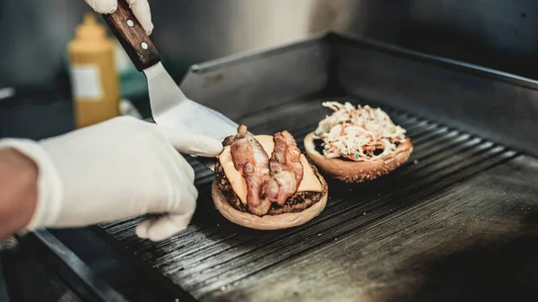 Cerca Trabajador Cocinando Hamburguesa Camión Comida Street Food Concept Comida —  Fotos de Stock