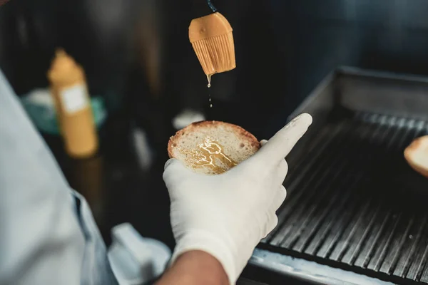 Cerca Trabajador Cocinando Hamburguesa Camión Comida Street Food Concept Comida —  Fotos de Stock