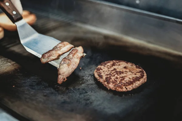 Yakın Çekim Yemek Hamburger Gıda Kamyon Işçisi Sokak Gıda Kavramı — Stok fotoğraf