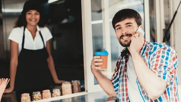 Hombre Joven Con Camisa Comprando Café Camión Comida Paseo Ciudad —  Fotos de Stock