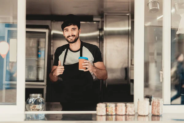 Giovane Uomo Barbuto Grembiule Piedi Nel Camion Del Cibo Una — Foto Stock