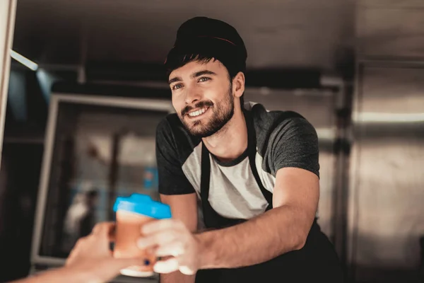 Jonge Bebaarde Man Schort Permanent Food Truck Kopje Koffie Street — Stockfoto