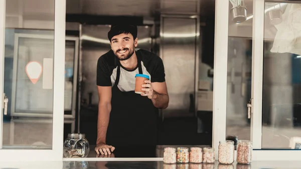 Joven Barbudo Delantal Parado Camión Comida Una Taza Café Street —  Fotos de Stock