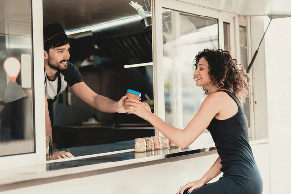 Chica Vestido Negro Compra Bocadillos Camión Comida Paseo Ciudad Día —  Fotos de Stock