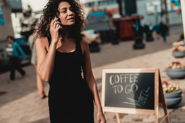 Mujer Vestido Negro Caminando Con Smartphone Paseo Ciudad Usando Dispositivo —  Fotos de Stock