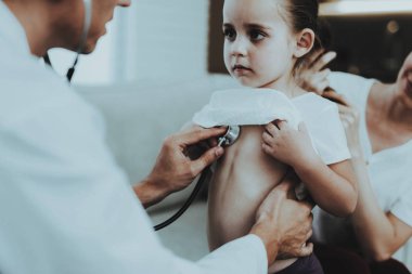 Soğuk ile kırmızı fularlı küçük kız ziyaret Doktor. Genç kız hasta. Oda beyaz kanepe. Doktor üniformalı. Hastalık kavramı. Sağlık ve sağlıklı yaşam konsepti. Anne ile kızı.