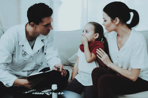 Dottore Visita Bambina Sciarpa Rossa Con Freddo Ragazza Malata Divano — Foto Stock