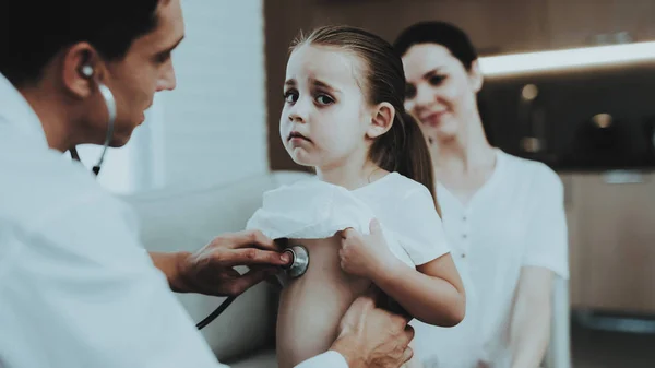 Dottore Visita Bambina Sciarpa Rossa Con Freddo Ragazza Malata Divano — Foto Stock