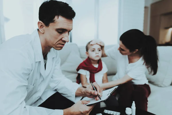 Dottore Visita Bambina Sciarpa Rossa Con Freddo Ragazza Malata Divano — Foto Stock