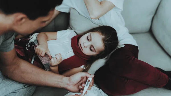 Niña Bufanda Roja Con Frío Con Familia Jovencita Enferma Sofá — Foto de Stock