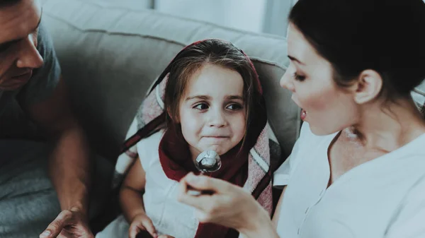 红色围巾与寒冷与家庭的小女孩 生病的年轻女孩 客房内的白色沙发 父亲和母亲 疾病概念 保健和健康的生活方式概念 照顾好女儿 — 图库照片